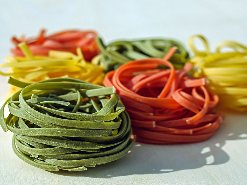 La química de colorantes y su función en los alimentos
