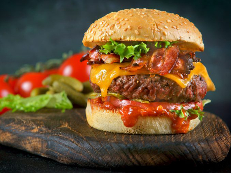 Nestlé desenvolve queijo e bacon veganos para hambúrgueres
