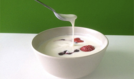 Lactase cultivada no leite cria iogurte naturalmente doce