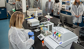 ADM inaugura laboratório de microbiologia